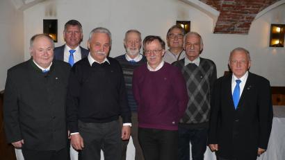 Bild: ga
Obmann Alfred Lohbauer (links) und Zentralpräses Josef Schwemmer (rechts) zeigt das Foto mit Ehrengästen und den geehrten MMC-Mitgliedern.