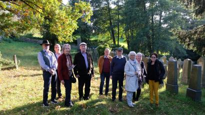 Bild: exb
Otmar Singer und Bürgermeister a.D. Fred Lehner, zwei Kenner der jüdischen Geschichte von Floß, führen eine Gruppe über den jüdischen Friedhof.
