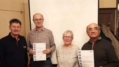 Bild: Sigrid Spies/exb
Vorsitzende Sigrid Spies (Zweite von rechts) und Schatzmeister Norbert Lange (links) mit den beiden Geehrten, Gerhard Raum (Zweiter von links) und Franz Gerl.