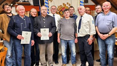 Bild: whü
Bürgermeister Haberberger Wolfgang (links) und stellvertretender Kreisvorsitzender Marcus Köppel (Zweiter von rechts) gratulieren den Jubilaren und den gewählten Vorstandschaftsmitgliedern mit Hans Bayer, August Hofmann, Torsten Kraus, Wendelin Leiter, Ewald Walter, Rudi Lang, Konrad Krywinski, Alois Kausler, Markus Köppl und Manfred Brandl (von links).