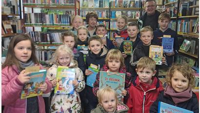Bild: gis/exb
Ella Schulz (erste Reihe, links), Noah Kuhbandner (zweite Reihe, rechts) und Emily Will (erste Reihe, Zweite von links) sowie weitere eifrige Leserinnen und Leser mit Bücherstadl-Leiterin Selma Markhof und Pfarrer Ferdinand Weinberger.