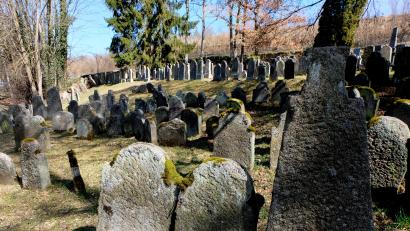 Archivbild: le
Der Judenfriedhof an der Flossenbürger Straße mit den steinernen Zeugen der Vergangenheit: den Grabsteinen. 1692 fand auf dem Areal dort die erste Beerdigung statt.