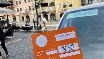 Bild: Gabi Schönberger
Mit diesem Sonderausweis dürfen Fahrzeuge sozialer Dienste beispielsweise am Stadtmühlweg parken, auf der angrenzenden Dr.-Pfleger- und Sedanstraße jedoch nicht. Das wäre laut Stadt "für die Aufrechterhaltung des fließenden Verkehrs auch nicht zielführend".