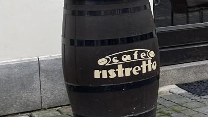 Bild: Martin Sauer
Am Wochenende haben Unbekannte vor dem Café Ristretto in Weiden randaliert. Dabei haben sie auch dieses Fass gestohlen.