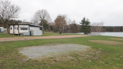 Bild: Hirsch
Hier auf dem freien Gelände des Campingplatzes am Murner See soll demnächst ein Biergarten entstehen.
