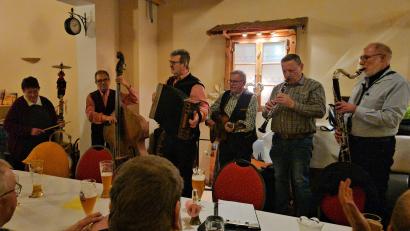 Bild: Musikantenstammtisch Kemnath/exb
Susanne Wenzel (von links), Rumen Kostadinov, Erwin Hornauer, Rainer Marquardt, Alois Lindner und Herbert Storek sorgten beim Musikantenstammtisch in Kemnat wieder für Stimmung.