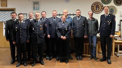 Bild: lei
Die Geehrten der Feuerwehr Großalbershof mit Zweitem Bürgermeister Günter Koller, Kreisbrandinspektor Michael Iberer und den beiden Kommandanten Alexander Luber und Michael Gebhardt.