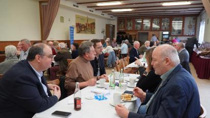 Bild: Härtl/exb
Reger Austausch bei Kaffee und selbst gemachtem Kuchen: Europa-Abgeordneter Christian Doleschal (Dritter von links) unterhält sich beim Kaffeekränzchen der Senioren- und Mittelstandsunion in Schwandorf mit den Besuchern.