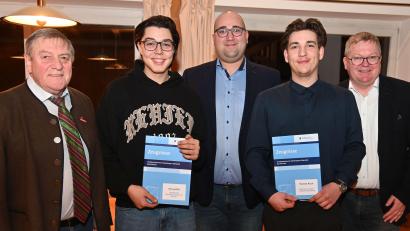 Bild: gf
Kreishandwerksmeister Johann Weber (links), Innungsobermeister Lukas Friedrich (Mitte) und Ambergs Oberbürgermeister Michael Cerny (rechts) gratulierten den beiden neuen Junggesellen, Koray Kilic (Zweiter von links) und Hannes Koch (Zweiter von rechts).