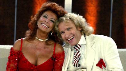 Bild: Michael Urban/ddp/POOL/dpa
Sophia Loren mit Showmaster Thomas Gottschalk in der Fernsehshow "Wetten, dass..?" 2004.