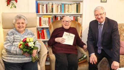 Bild: Jochen Neumann/exb
Marga und Werner Rose sind seit 65 Jahren miteinander verheiratet. Die Glückwünsche überbrachte Bürgermeister Johannes Reger (rechts).