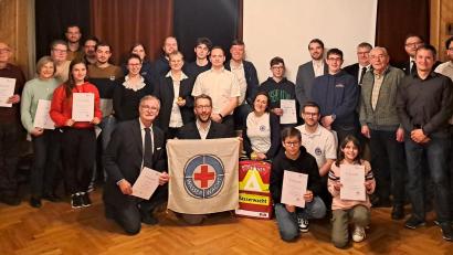 Bild: uz
Die Wasserwacht Ortsverband Weiden-Flossenbürg ehrt langjährige Mitglieder.