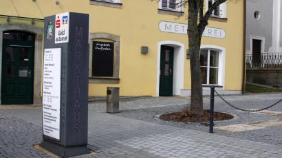 Bild: wro
Die Infostele beim Markthaus in Fuchsmühl wurde Ende Oktober beschädigt. Nun wird sie durch ein neues Exemplar ersetzt.