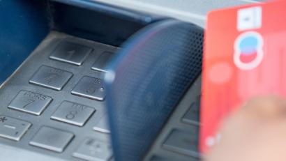 Symbolbild: Fabian Sommer/dpa
Vorsicht am Geldautomaten! In Amberg hat sich ein Unbekannter vom Konto einer Seniorin bedient.