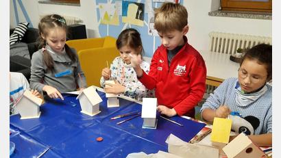 Bild: Toni Rauch/exb
Beim ökumenischen Kinderbibeltag wurden auch Nistkästen bemalt.