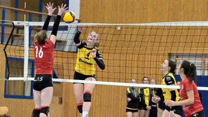 Bild: Hubert Ziegler
Kapitänin Julia Polito (gelbes Trikot) vom SV Hahnbach befördert den Ball mit einem kräftigen Schmetterschlag in die Hälfte des TV/DJK Hammelburg.