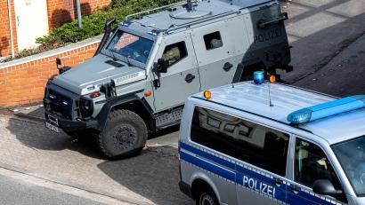 Bild: Sina Schuldt/dpa
Ein gepanzertes Fahrzeug der Polizei verlässt den Hof des Amtsgerichts in Verden. Zielfahnder des LKA Niedersachsen haben am Montagnachmittag mutmaßlich die frühere RAF-Terroristin Daniela Klette festgenommen.