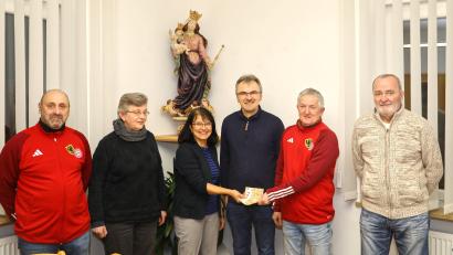 Bild: Jochen Neumann/exb
Im Bild von links: FC-Bayern-Fanclub-Vorsitzender Andreas Wittmann, Diakonin Anke Himmel, Geschäftsführerin Rita Kunz, Pfarrer Martin Besold, Fanclub-Kassier Klaus Weigl und zweiter Vorsitzender Franz Bauer.