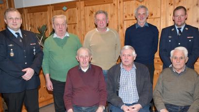 Bild: sche
Die Feuerwehr Freudenberg-Wutschdorf ehrt langjährige Mitglieder (sitzend, von links): Johann Freller, Martin Richthammer und Alois Niebler; hinten (von links): stellvertretender Vorsitzender Franz Bauer, Martin Bauer sen., Johann Dotzler, Alfred Schwarz jun. und Vorsitzender Daniel Gietl.