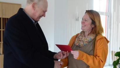 Bild: Kunz
Steffi Roberts freut sich über eine Spende, die der Pastor der Adventgemeinde Torsten Riedel überreicht.
