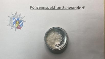 Bild: Polizeiinspektion Schwandorf/exb
Beamte der Polizeiinspektion Schwandorf finden bei der Kontrolle eines 28-jährigen Schwandorfers eine beträchtliche Menge an Drogen auf.