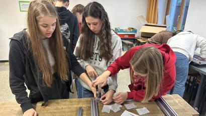 Bild: exb/Julian Kraft
Im neuen "Maker-Space" an der Vohenstraußer Realschule, auch "d'Werkstod 2.0" genannt, arbeiten technisch interessierte Jungen und Mädchen gleichermaßen.