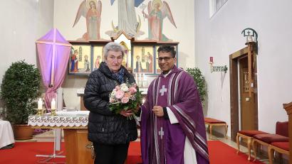 Bild: bsc
15 Jahre lang leitete Lucia Schmidt das Friedenfelser Pfarrbüro auf dem Schloßberg. Für das große Engagement in dieser Zeit bedankte sich Pfarrer Joseph (rechts) bei einem Festgottesdienst.