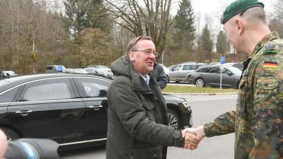 Bild: Gabi Schönberger
Verteidigungsminister Boris Pistorius bei der Ankunft in Oberviechtach.