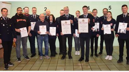 Bild: bö
Die Feuerwehr Ransbach ernennt Georg Inzelsperger und Alfred Steindl (vordere Reihe, Dritter und Vierter von rechts) zu Ehrenmitgliedern. Auch Beförderungen und die Ehrung langjähriger Mitglieder steht auf dem Programm .Ihnen allen gratulieren Vorsitzender Christoph Finn (links), Bürgermeister Florian Junkes (Dritter von links) und Kommandant Andreas Bruckmüller (Achter von links).