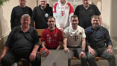 Bild: exb; Kaiserfreunde Dumba/Dominik Fraunholz
Der neu gegründete FC Bayern München Fanclub "Kaiserfreunde Dumba". Hinten von links: Stefan Renner (Schriftführer), Daniel Findling (Beisitzer), Armin Eckert (1. Vorsitzender), Dominik Fraunholz (Beisitzer). Vorne von links: Willi Nürnberger (Beisitzer), Philipp Kroher (Kassier), Matthias Kroher (2. Vorsitzender), Ewald Plößner (2. Bürgermeister)