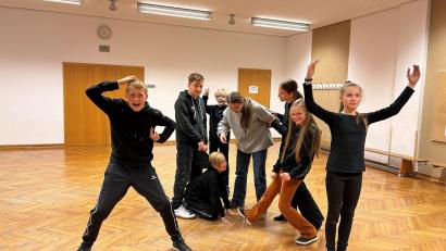 Bild: Modernes Theater Tirschenreuth/exb
Die Akteure der Jugendgruppe des MTT sind hochmotiviert und proben seit Wochen für das Stück „Der Traumzauberbaum“. Im Bild (von links) Ferdinand Vogl, Maximilian Kraus, Nico Fenzl (unten), David Schmidt, Magdalena Rubner, Lilly Birkner, Alexandra Markowski und Amelie Wernick.