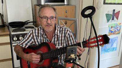 Bild: fph
Peter Eckstein in seinem Küchen-Musikstudio.