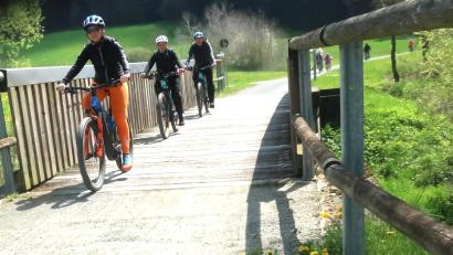 Bild: Hirsch
Am 28. April ist wieder Radlersonntag, an dem sich diesmal alle Mitglieder des Tourismusverbandes "Oberpfälzer Wald" beteiligen. Die Teilnehmer radeln auf ehemaligen Bahntrassen, wie hier auf dem bayerisch-böhmischen Freundschaftsweg.