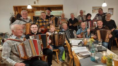 Bild: HAK Kemnath/exb
Zünftig ging es wieder zu beim Wirtshaussingen des HAK in Kötzersdorf mit den Musikanten aus der Region.