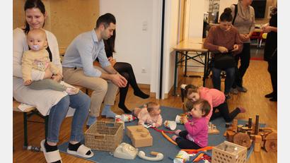 Bild: kro
Rund 30 Familien waren mit ihren Kindern zum Neugeborenenempfang der Stadt Tirschenreuth gekommen. Bei den Kindern stand natürlich das Spielen im Vordergrund.