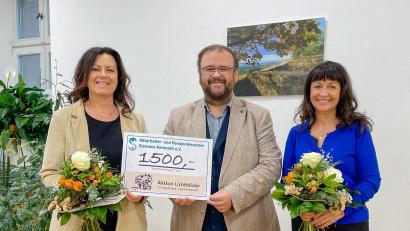 Bild: Privat/exb
Hans Walter und Gabriele Scherl (rechts) überreichten an Claudia Grillmeier eine Spende für die Aktion Lichtblicke.