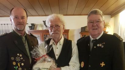 Bild:  W. Wendl/exb
Reinhold Brandl mit Gauschützenmeister Werner Wendl (links) und Gau-Ehrenschützenmeister Wolfgang Moll (rechts).