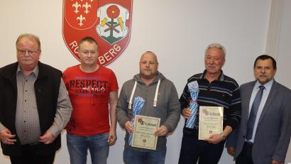 Bild: mfh
Ehrungen und eine Nachwahl standen bei der Feuerwehr Rosenberg an. Von links Vorsitzender Hans König, sein Vize Norbert Gräml, Stefan Engelhardt, Dieter Aures und Zweiter Bürgermeister Günter Koller.