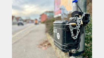 Bild: Gabi Schönberger
Mit Schlössern und einer Kette gesichert: Dieses Messgerät der Verkehrszählung in Altenstadt/WN ist eines von mehreren Instrumenten, die den Verkehrsfluss in der Gemeinde erfassen und speichern.