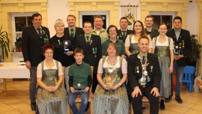 Bild: bjo
Seine neuen Würdenträger kürt der Schützenverein Winbuch. Schützenmeister Jonathan Kaiser (mittlere Reihe, links) gratuliert besonders Schützenliesl Christine Respondek (vorn, Zweite von rechts) und Schützenkönig Tobias Koller (vorn rechts).