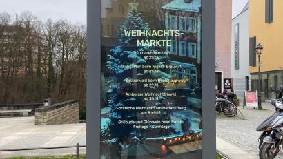 Bild: Andreas Ascherl
Ja ist denn schon wieder Weihnachten? So sieht am 28. Februar die Info-Stele in der Bahnhofstraße aus.
