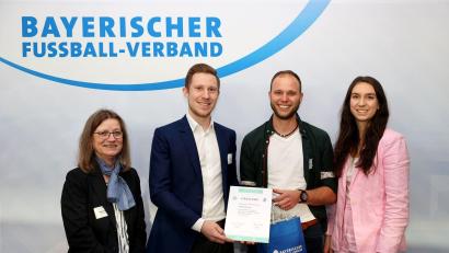 Bild: Philipp Schmatloch/BFV
Ein U30-Fußballheld von 2024 (von links): BFV-Vizepräsidentin Inge Pirner, Philipp Engl (U30-Mitglied Bezirksausschuss Oberpfalz), Fabian Bäumler (Kreissieger Amberg/Weiden, SC Schwarzenbach 1970), Selina Vollmar (U30-Mitglied im Verbandsvorstand).