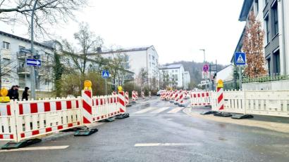 Archivbild: Karoline Gajeck-Scheuck/exb
Auch 2024 investieren die Stadtwerke Amberg wieder in die Strom-, Gas- und Wasserversorgung. Ohne Baustellen wird das nicht gehen. Wie hier 2023 am Mariahilfbergweg beim Klinikum St. Marien Amberg.