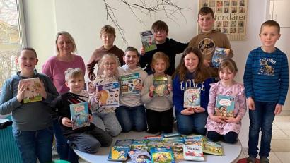Bild: Grundschule Pechbrunn/exb
Einige Kinder der Kombiklassen 1/2 und 3/4 und Elternbeiratsmitglied Katrin Koller mit den neuen Büchern für die Schulbücherei.