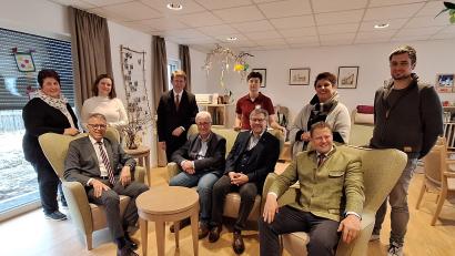 Bild: Veronika Schlosser/exb
Externe Gäste informierten sich zu Beginn der Woche in der Caritas-Tagespflege "Zanklgarten" in Mitterteich. Sitzend (von links) Franz Stahl (Bürgermeister Tirschenreuth), Alois Häckl (Caritasrat Kreiscaritasverband Tirschenreuth e.V.), Martin Kneidl (Vorstand Kreiscaritasverband Tirschenreuth e.V.) und Stefan Grillmeier (Bürgermeister Mitterteich) sowie stehend (von links) Monika Grötsch (Quartiersmanagerin "Leben plus" Waldsassen), Christiane Bleistein (Seniorenbüro der Stadt Mitterteich), Pfarrer Andreas Kraft, Anja Ackermann (Leitung Caritas Tagespflege „Zanklgarten“ Mitterteich), Anja Dubrowski und Tobias Gabel (Seniorenfachstelle Landratsamt Tirschenreuth).