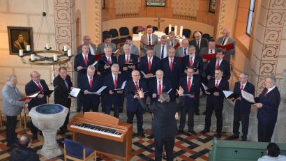 Bild: jr
Gemeinsam gaben der Chor des MGV Mitterteich (dunkle Jacken) und die Chorgemeinschaft Krummennaab-Thumsenreuth am Sonntagnachmittag in der Christuskirche in Mitterteich ein Konzert.