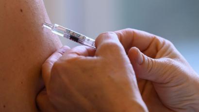 Symbolbild: Robert Michael/dpa
Kleiner Piks, große Wirkung: Zum Schutz gegen Zecken empfiehlt der Amberger Gesundheitsamtsleiter Dr. Roland Brey eine Impfung.