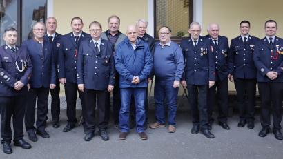 Bild: Feuerwehr Konnersreuth/exb
Die Geehrten der Feuerwehr Konnersreuth mit (von links) Kommandant Kreuzer Stefan, Bürgermeister Max Bindl und Kreisbrandinspektor Wolfgang Wedlich sowie (von rechts) Vorsitzendem Sven Jäger und Kreisbrandmeister Philipp Sölch.