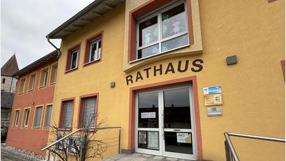Bild: ge
Hier im Ammerthaler Rathaus wird es in absehbarer Zeit kein Standesamt mehr geben - dessen Aufgaben werden an Ursensollen übertragen.