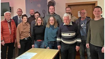 Bild: R. Kreuzer
Die Tennisabteilung im VfB Rothenstadt hat neu gewählt. Von links: Hans Hiermeier, Christian Schraml, Cornelia Gallesdörfer, Florian Häusler, Simone Steinhilber, Nicole Käß, neuer Vorsitzender Stefan Käß, Anna Hielscher, Günther Winter, Simon Lochmüller, Michael Arnold und Johannes Pöllmann.